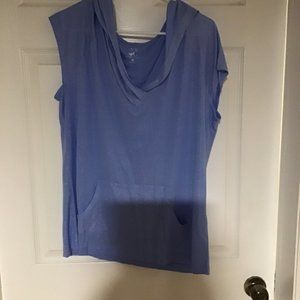 Hooded short sleeve shirt.